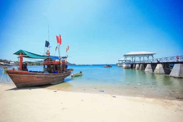Тайская деревянная лодка для рыбалки на пляже острова Сричанг, Таиланд — стоковое фото