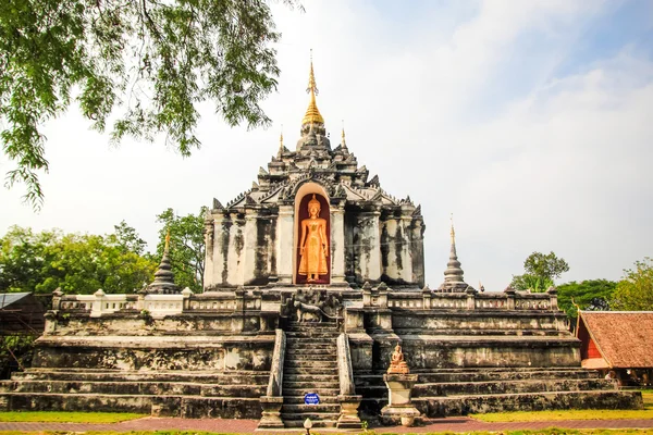 Thailändska tempel av buddhismen, wat phra yuen — Stockfoto