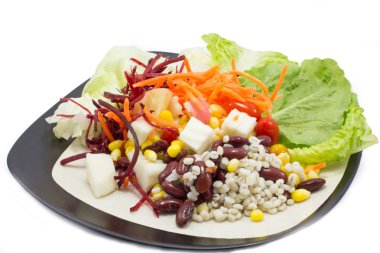 sağlıklı sebze salata tabağı üzerinde.