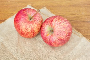 tahta bir masanın üzerinde yatan taze elma.