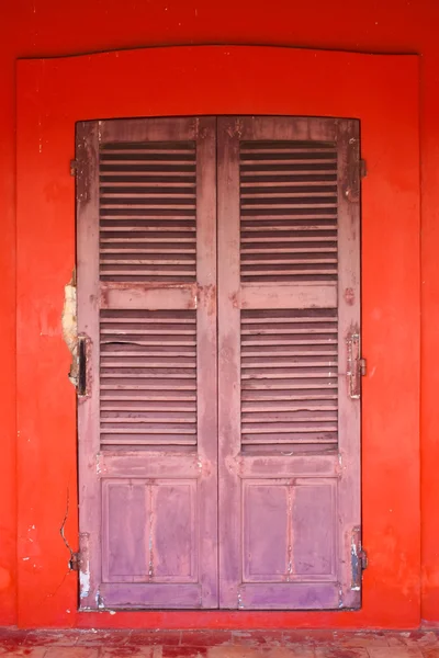 Porta di legno rosso — Foto Stock