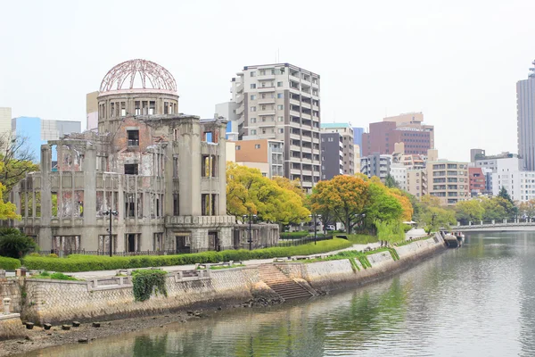 La cupola atomica e la vista sul fiume nel parco della pace memoriale di Hiroshima, Giappone . — Foto Stock