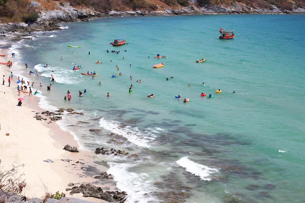 La playa y el mar en la isla Srichang en la provincia de Chonburi, Tailandia — Foto de Stock