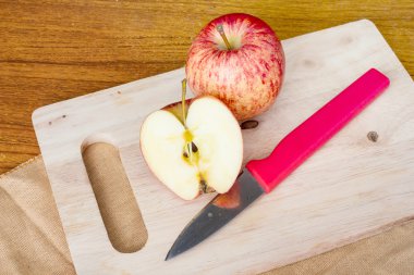 tahta bir masanın üzerinde yatan taze elma.