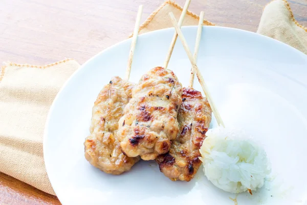 Palito de porco grelhado e arroz pegajoso — Fotografia de Stock