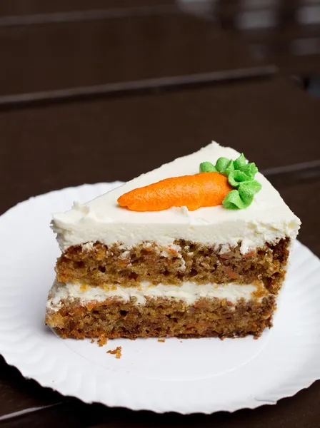 上一个白盘子里的胡萝卜蛋糕 — 图库照片