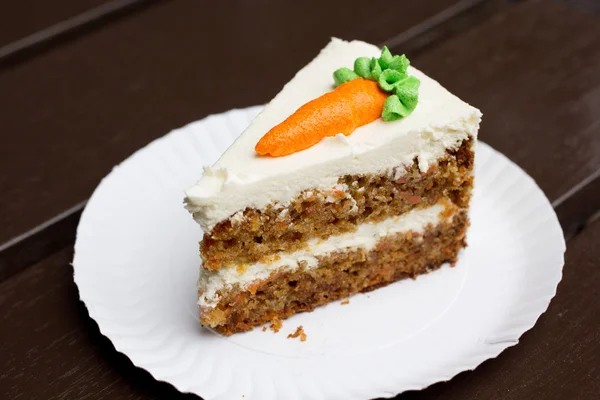 흰 접시에 당근 케이크 — 스톡 사진