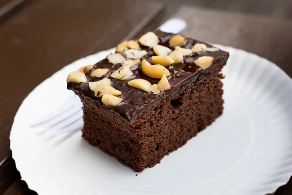 Torta brownie su un piatto bianco — Foto Stock