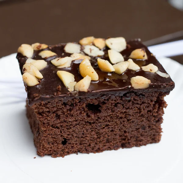 Gâteau brownie sur un plat blanc — Photo