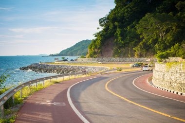 egzersiz için yol boyunca Chanthaburi, Tayland denizde yürüyüş