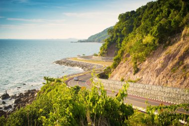 Chanthaburi, Tayland deniz ve eğri yol görünümünü peyzaj