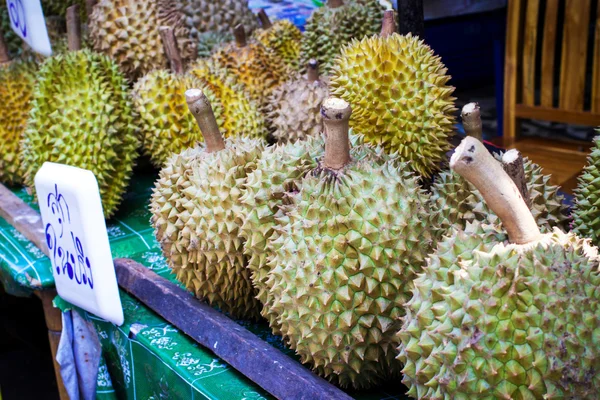 Thailändische Früchte, Durian auf dem Markt — Stockfoto