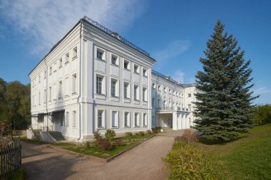 Rusya, Kaluga oblast. 11 Ekim 2021 Polotnyani Zavod Malikanesi Müzesi. Ana ev