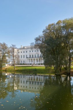 Rusya, Kaluga oblast. 11 Ekim 2021 Polotnyani Zavod Malikanesi Müzesi. Ana ev