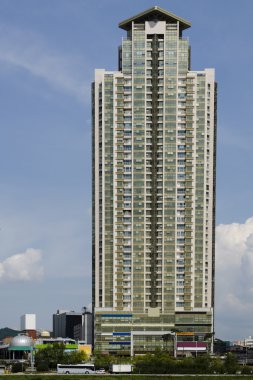 arka plan mavi gökyüzünün yüksek bina