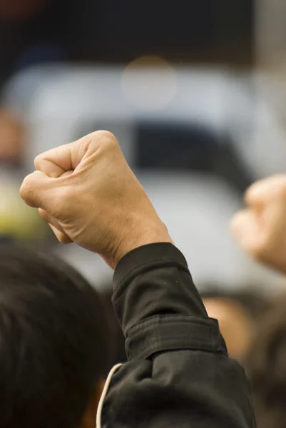 el bir yumruk sıkılı