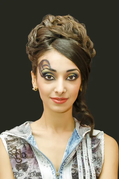 Güzel bir kızın portresi. .