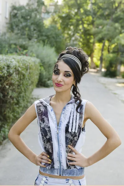 Güzel bir kızın portresi. .