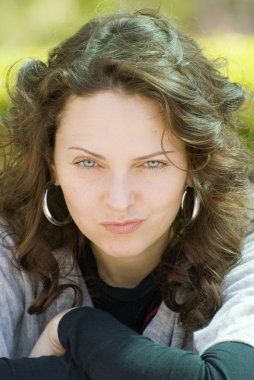 Bahar dikey genç güzel kadın.