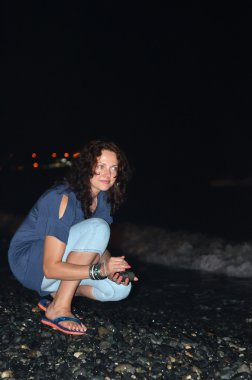 Deniz kıyısında genç güzel kız Gece portresi .