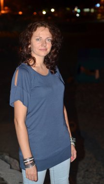 Deniz kıyısında genç güzel kız Gece portresi .