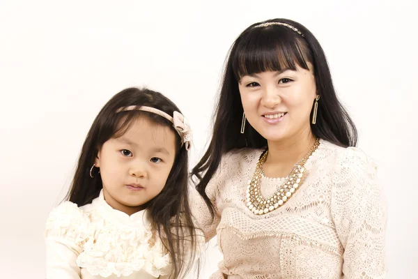 Asya görünümü ve kızı genç kadın.