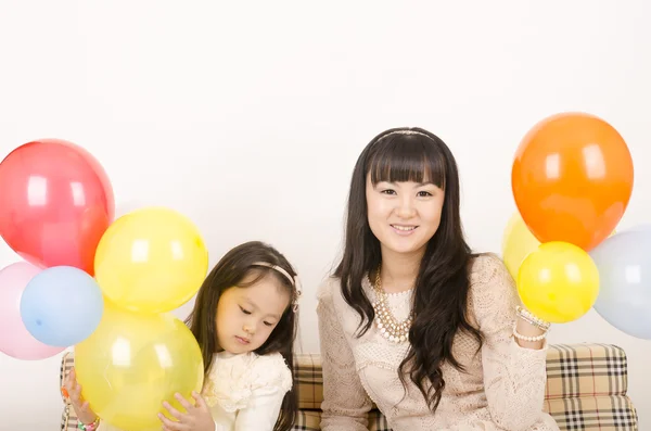 Giovane donna di aspetto asiatico e sua figlia . — Foto Stock