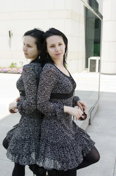 genç güzel kız aynaya poz Avrupa görünüm.