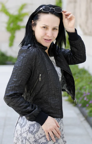 Avrupa görünüm eğlenceli ve dans eden genç kız.