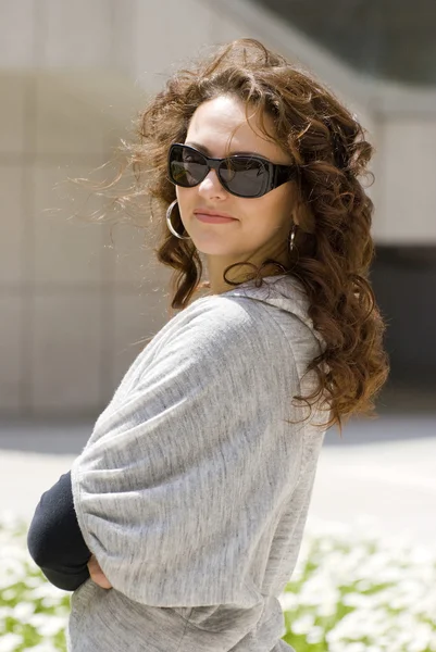 Portrait printanier de jeunes belles femmes aux lunettes de soleil sombres  . — Photo