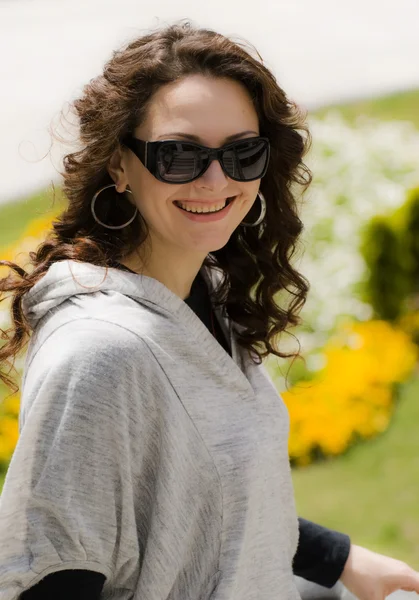 Koyu güneş gözlüğü genç güzel kadınların Bahar portre .