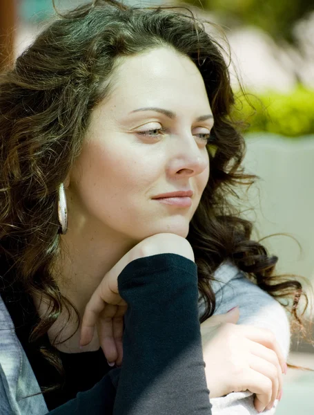 Bahar dikey genç güzel kadın.