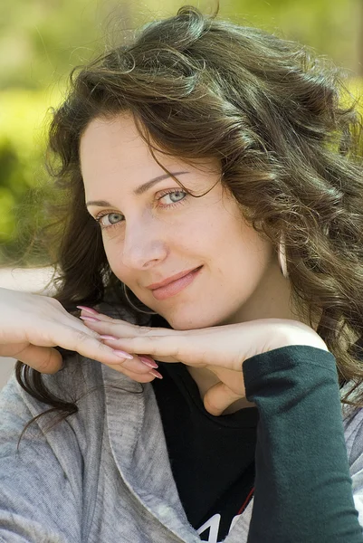 Bahar dikey genç güzel kadın.