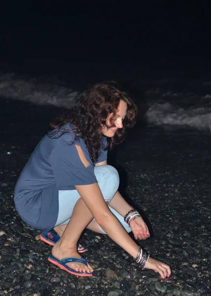 Portrait nocturne de jeune belle fille sur la côte de la mer  . — Photo