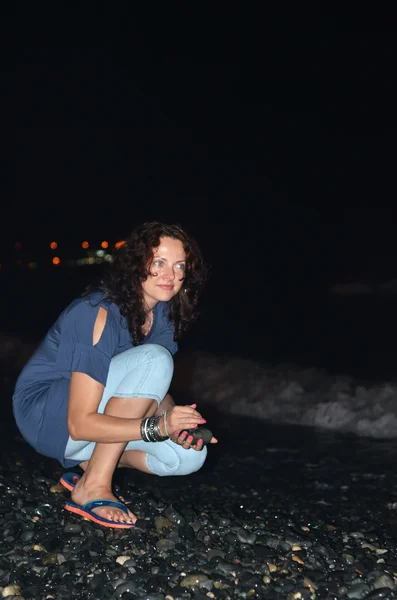 Retrato noturno de menina bonita jovem na costa do mar  . — Fotografia de Stock