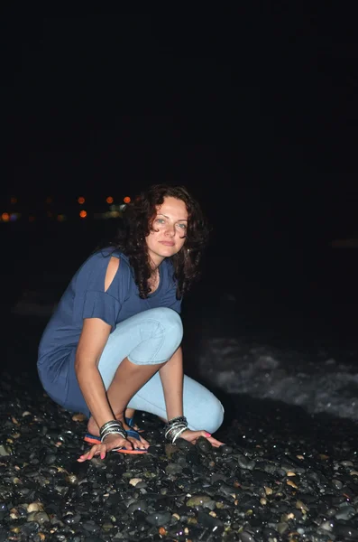 Deniz kıyısında genç güzel kız Gece portresi . — Stok fotoğraf