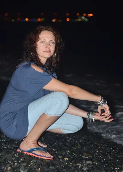 Deniz kıyısında genç güzel kız Gece portresi .