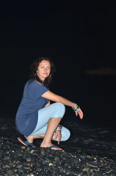 Deniz kıyısında genç güzel kız Gece portresi .