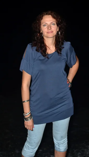 Retrato nocturno de una joven hermosa en la costa del mar  . — Foto de Stock