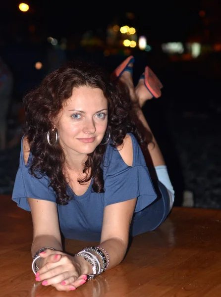 Deniz kıyısında genç güzel kız Gece portresi .