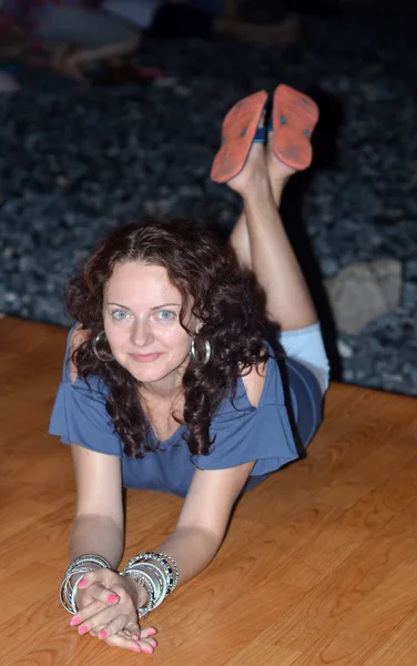 Deniz kıyısında genç güzel kız Gece portresi .