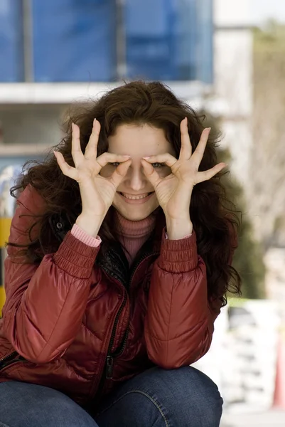 kırmızı ceket ve kot genç güzel Avrupa kadın portresi.