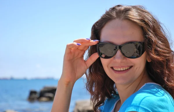 Portrait de jeunes jolies femmes aux lunettes de soleil sombres . — Photo