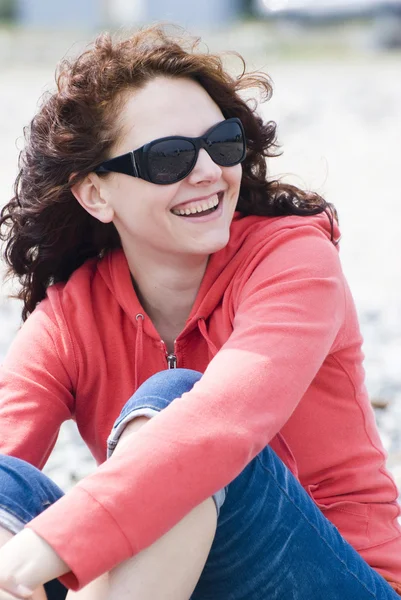 Jeune fille agréable dans les lunettes de soleil sombres souri . — Photo