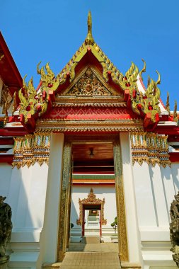 Bangkok, Tayland 'daki en eski Budist tapınaklarından biri olan yaslanan Buda Tapınağı' nın muhteşem iç kapısı.