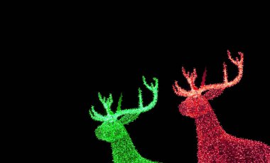 Canlı Yeşil ve Kırmızı Aydınlatılmış Noel Geyiği Gece Gökyüzü Arkaplanındaki Açık Hava Dekorasyon Işıkları