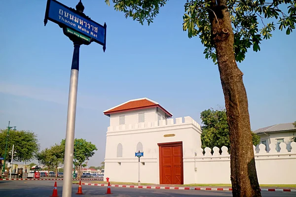 Büyük Saray 'ın Dış Duvarları' nın On İki Kapısı 'ndan biri. Adı Phitak Bovorn Kapısı. Ön planda Sokak Adı Plakası var, Bangkok, Tayland