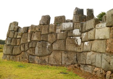 Peru, Cusco tepesindeki Sacsayhuaman Kalesi 'nin inanılmaz büyüklükteki İnka taş duvarları.