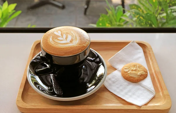 Tasse Café Cappuccino Délicieux Avec Biscuit Beurre Sur Table Fenêtre — Photo