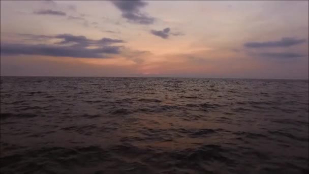 Πλάνα Της Θάλασσας Απαλά Κύματα Στο Ηλιοβασίλεμα — Αρχείο Βίντεο